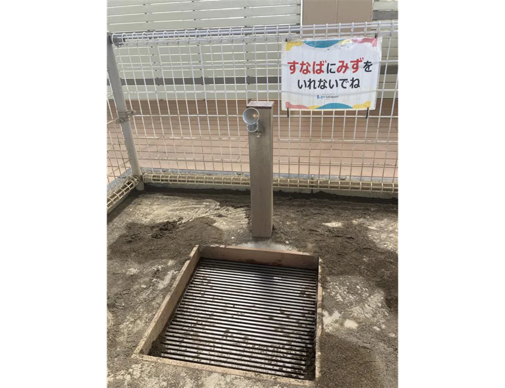 砂場のすぐ近くにある手洗い場