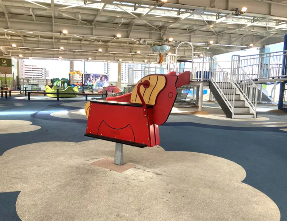 ウマやゾウをモチーフにしたスプリング遊具