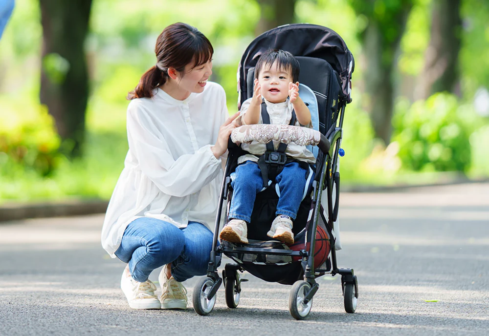 ベビーカーに乗る赤ちゃんと家族