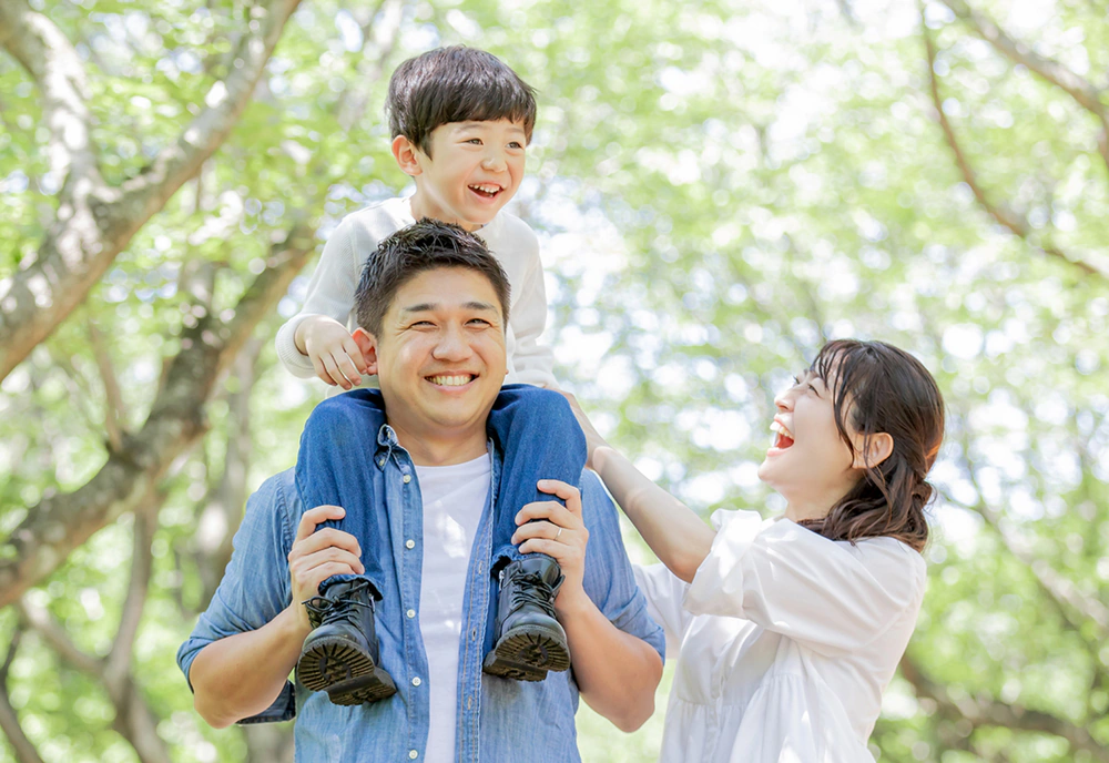 子どもを肩車する家族