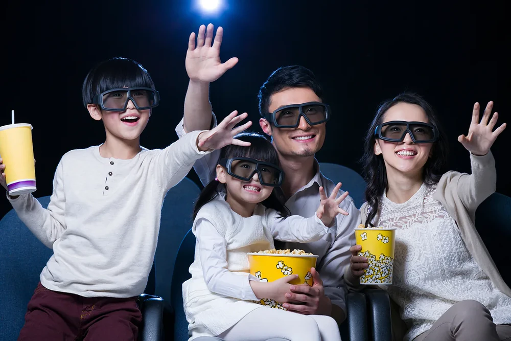 映画を楽しむ家族