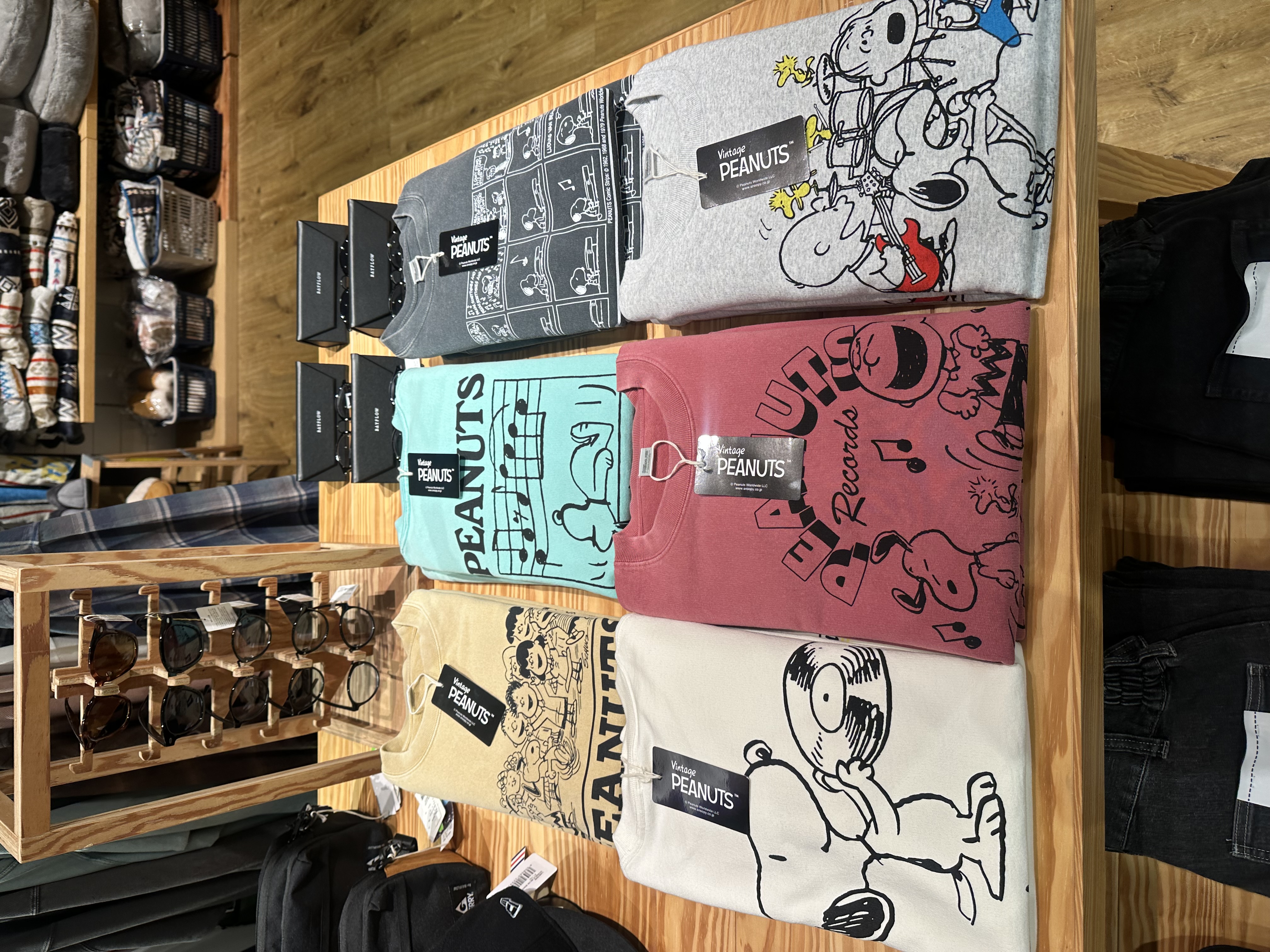 LOT海老？ PEANUTSxBAYFLOW】 ピーナッツアソー トスウェット | ららぽーと