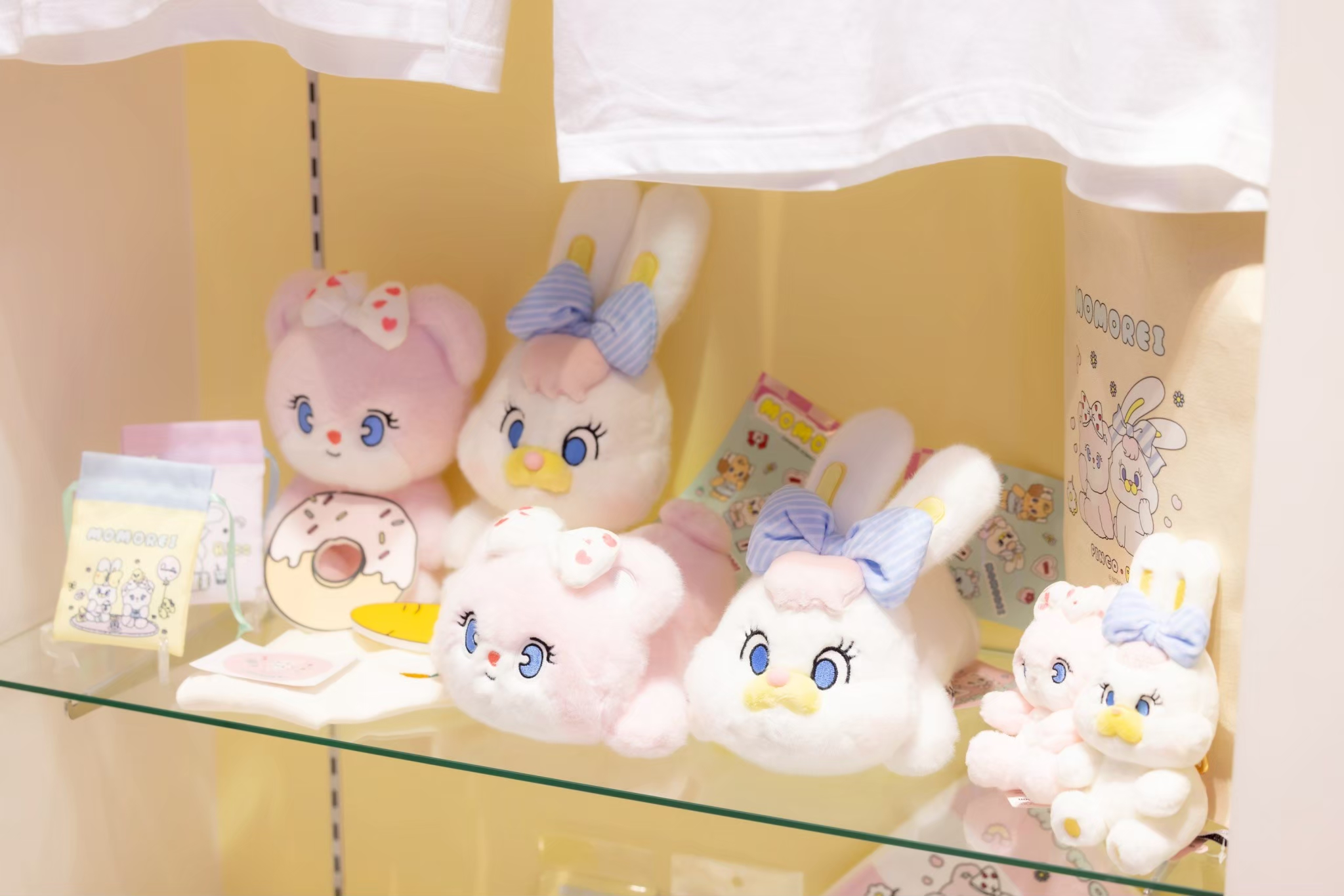 リコとピンコのぬいぐるみ（左奥）リコとピンコのライング ぬいぐるみ（中央）、リコとピンコのマスコット（右前）