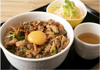 やわらか豚のスタミナ月見丼（飲めるお出汁とミニサラダ付き）