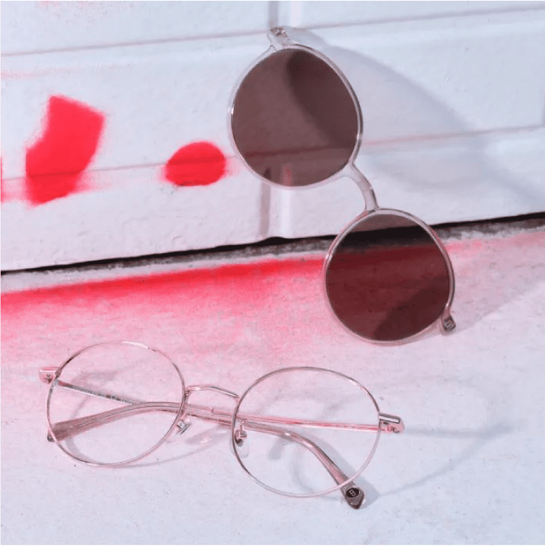 （写真右）フリルハンドルショルダーバッグ（写真左）スクエアトゥダブルブリッジサンダル