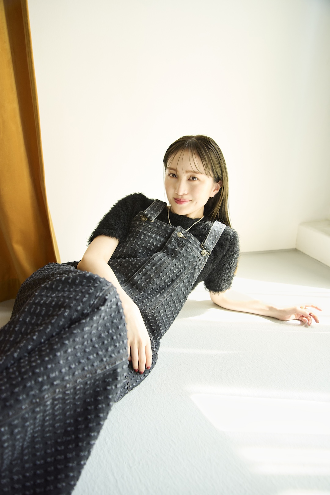 百田夏菜子が〈B:MING by BEAMS〉の新作をまとって登場 季節の