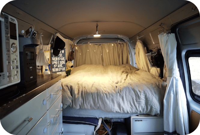 ベッドや調理スペースも車内に完備。