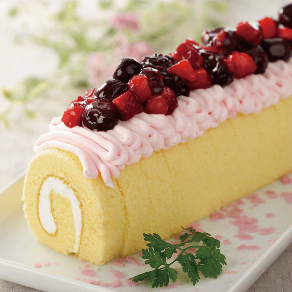 苺とベリーのロールケーキ