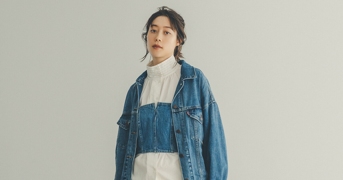 カジュアルすぎないのがいい。佐藤佳菜子流“大人デニム”の正解 