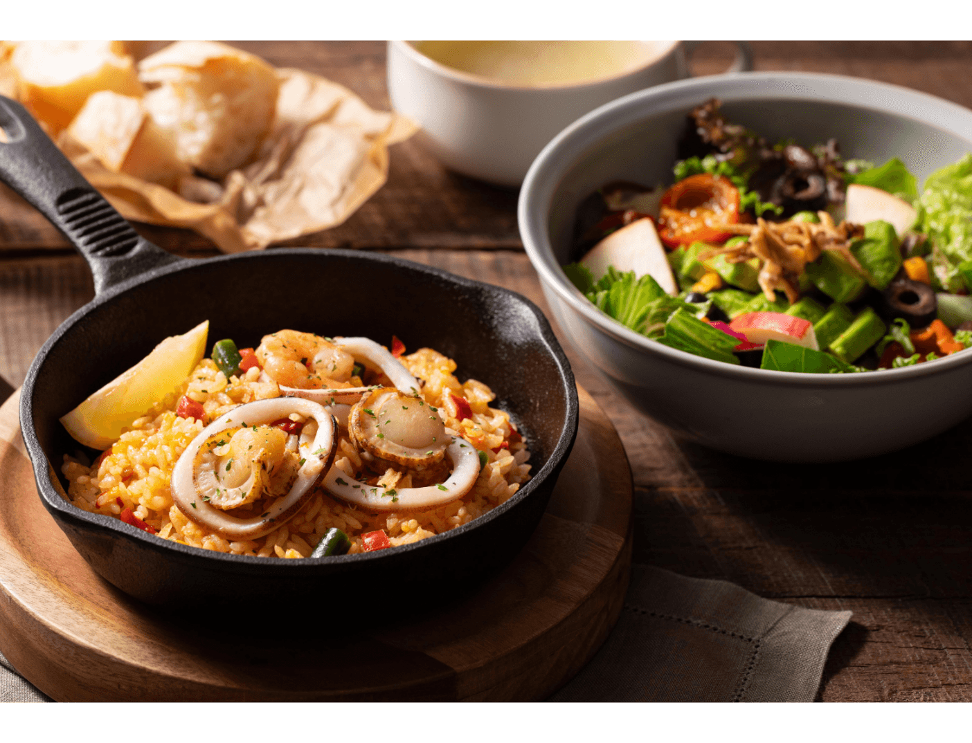 シーフードパエリア＆15品目サラダ