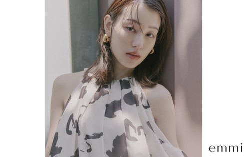 【emmi】花山瑞貴さんが纏う夏の大人のカジュアルスタイル