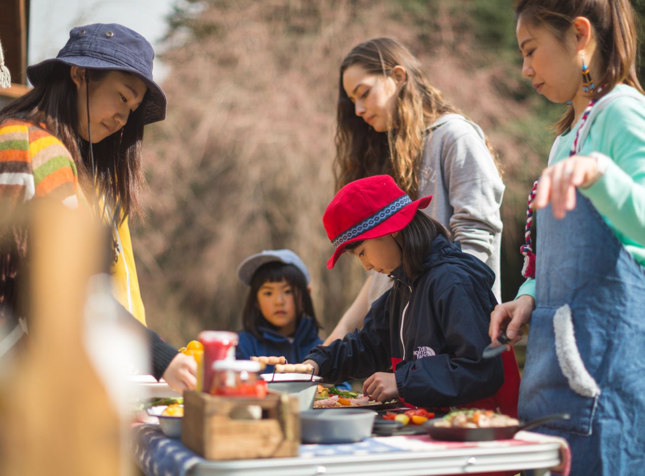 木々に囲まれた緑あふれるBBQ会場の画像