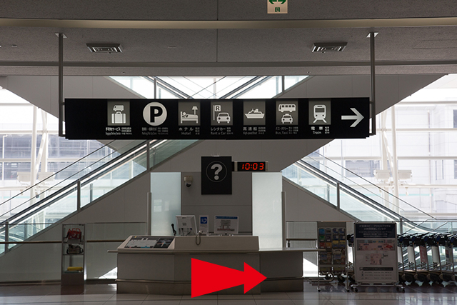 1.After leaving the arrival gate, head right.