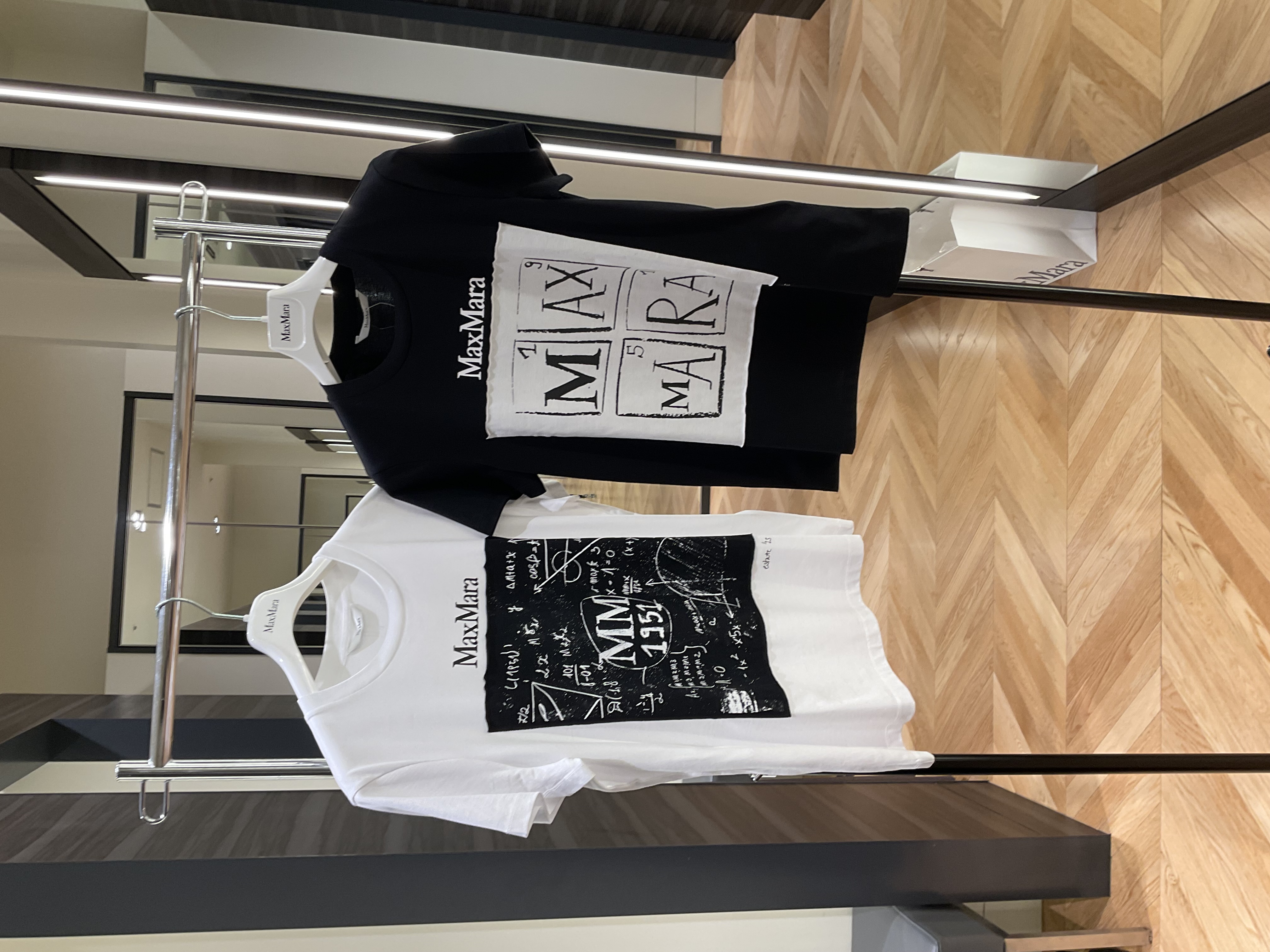 サイエンスアンドマジックをテーマにしたプリントTシャツ