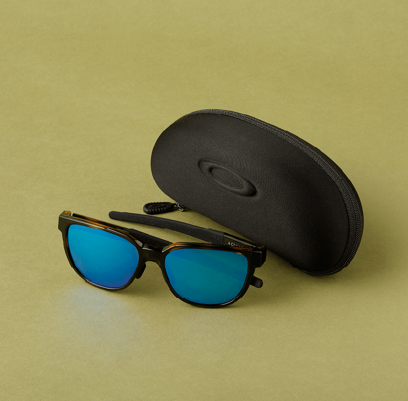 〈OAKLEY〉アイウェア