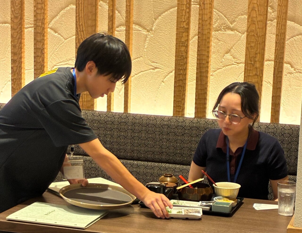 料理提供の練習中