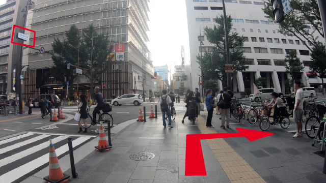 3.Turn right just before the Midosuji-Daimaru Intersection.