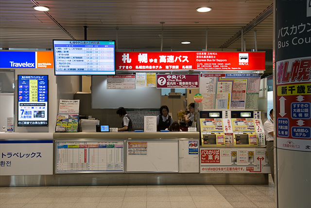 2.在柜台或售票机购买去往“三井奥特莱斯购物城”方向巴士车票（1,100日元）
