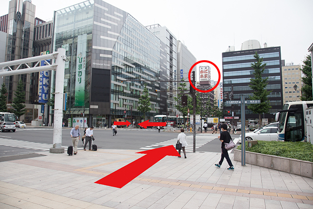 4.Cross the crosswalk (towards “Kani Honke”)