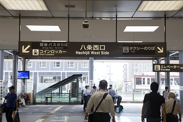 1.Follow the MAP’s arrow and use the north-south passageway (2F) to head towards Hachi-jo West Exit.