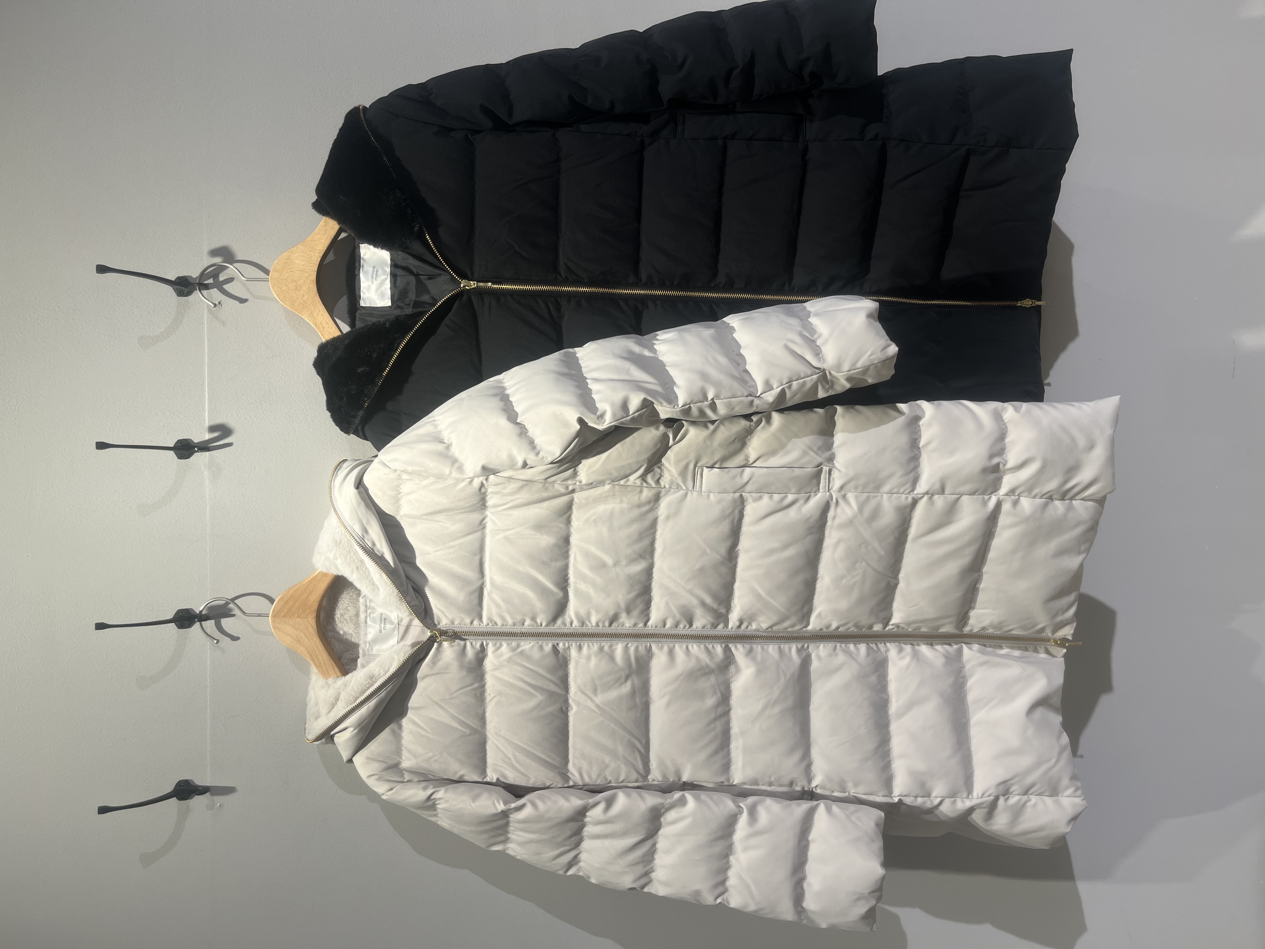 カラーはベーシックの2色展開！