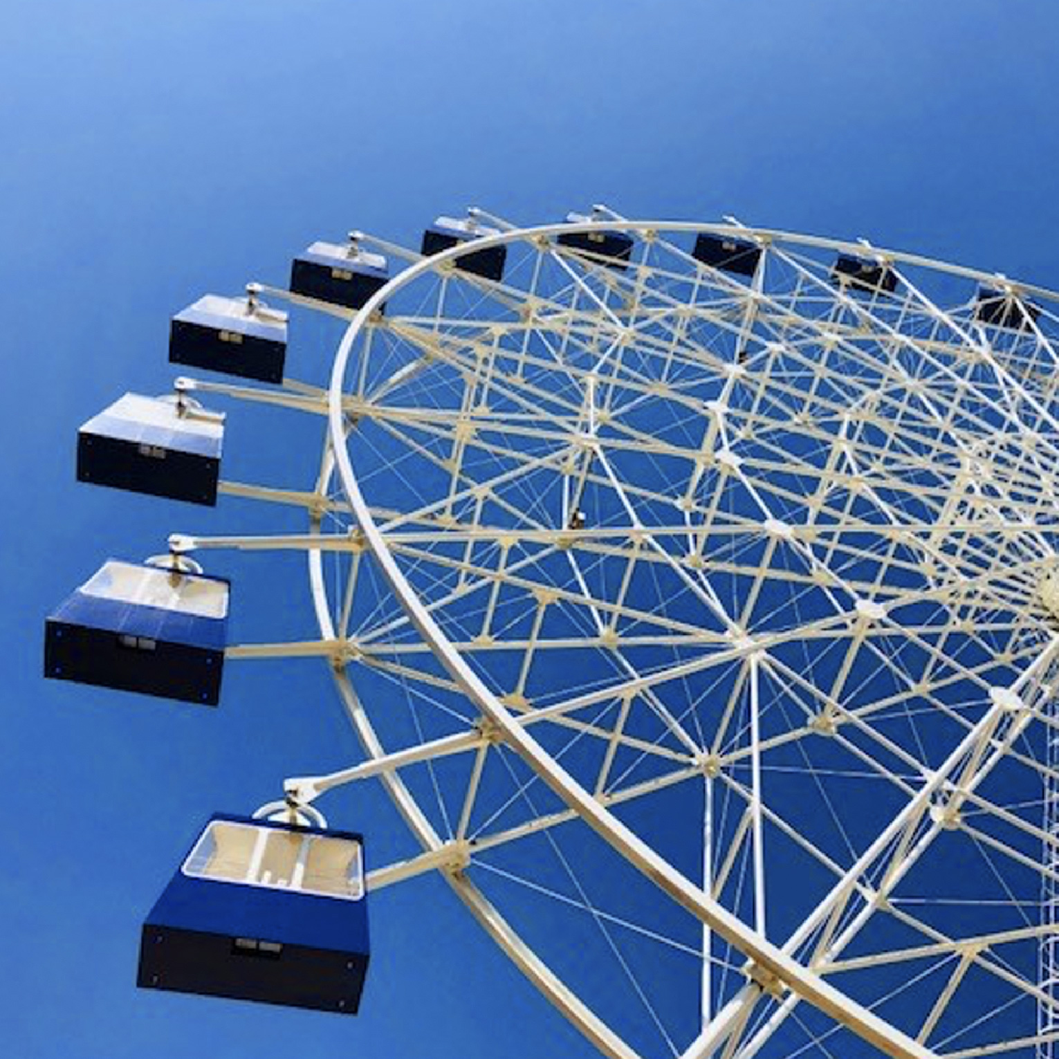 三井アウトレットパーク Photo Album 三井アウトレットパーク Hokuriku Oyabe 抜けるような青空と観覧車