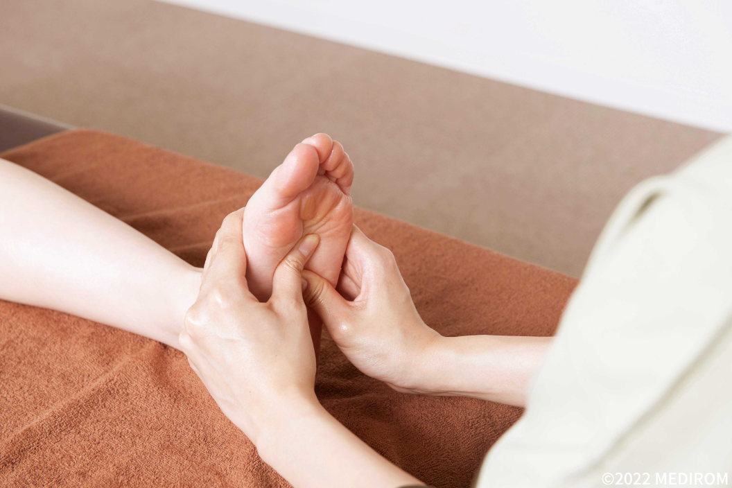 Foot care using aromatherapy oils to stimulate the soles of the feet.