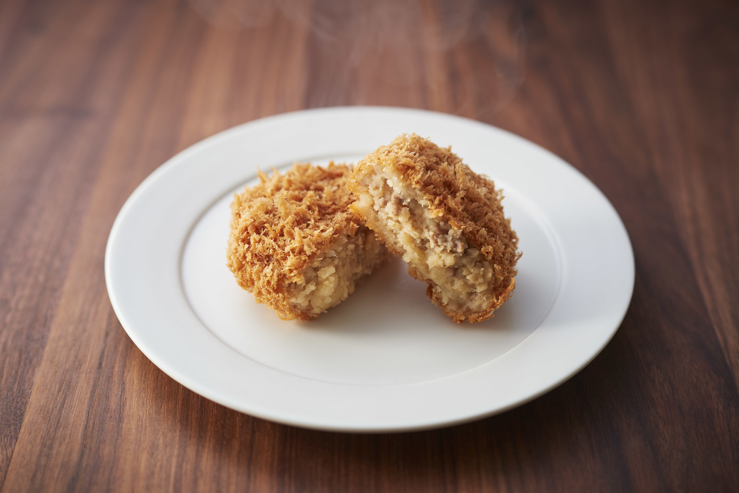 두근두근한 식감에 쇠고기의 맛이 퍼지는 「감자 소 고로케」.