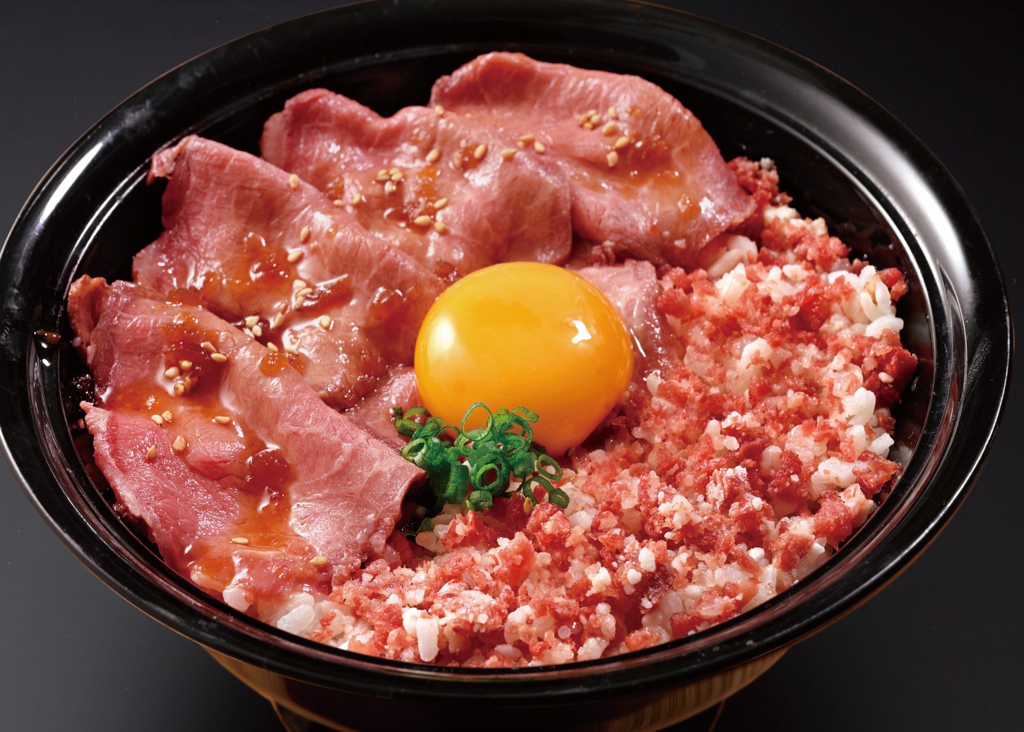 北海道産牛とろ&ローストビーフ丼(カクテキ付)