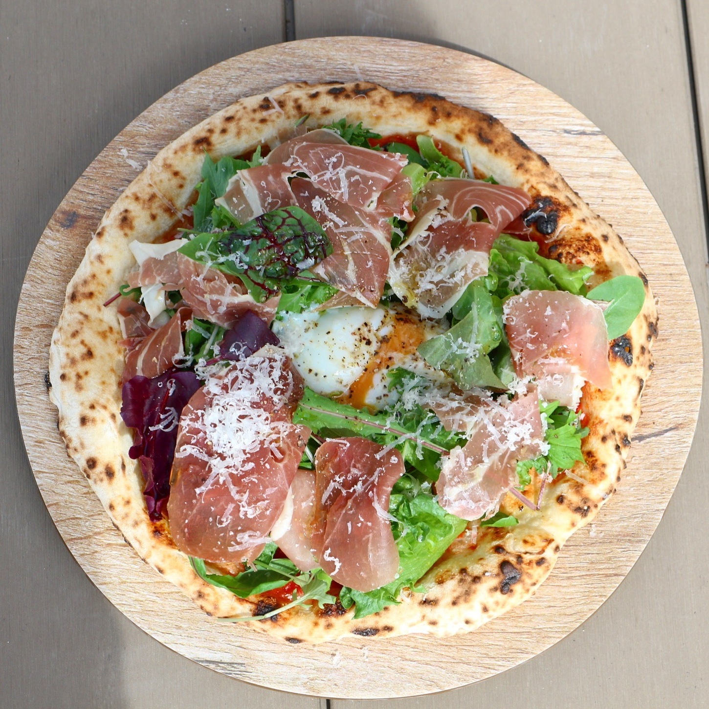 따뜻한 옥수수와 샐러드 피자