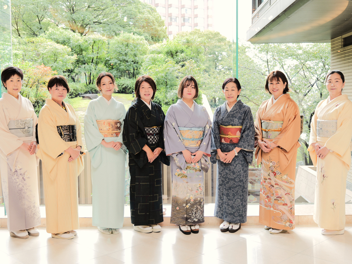 着物姿の女性が並んでいる画像