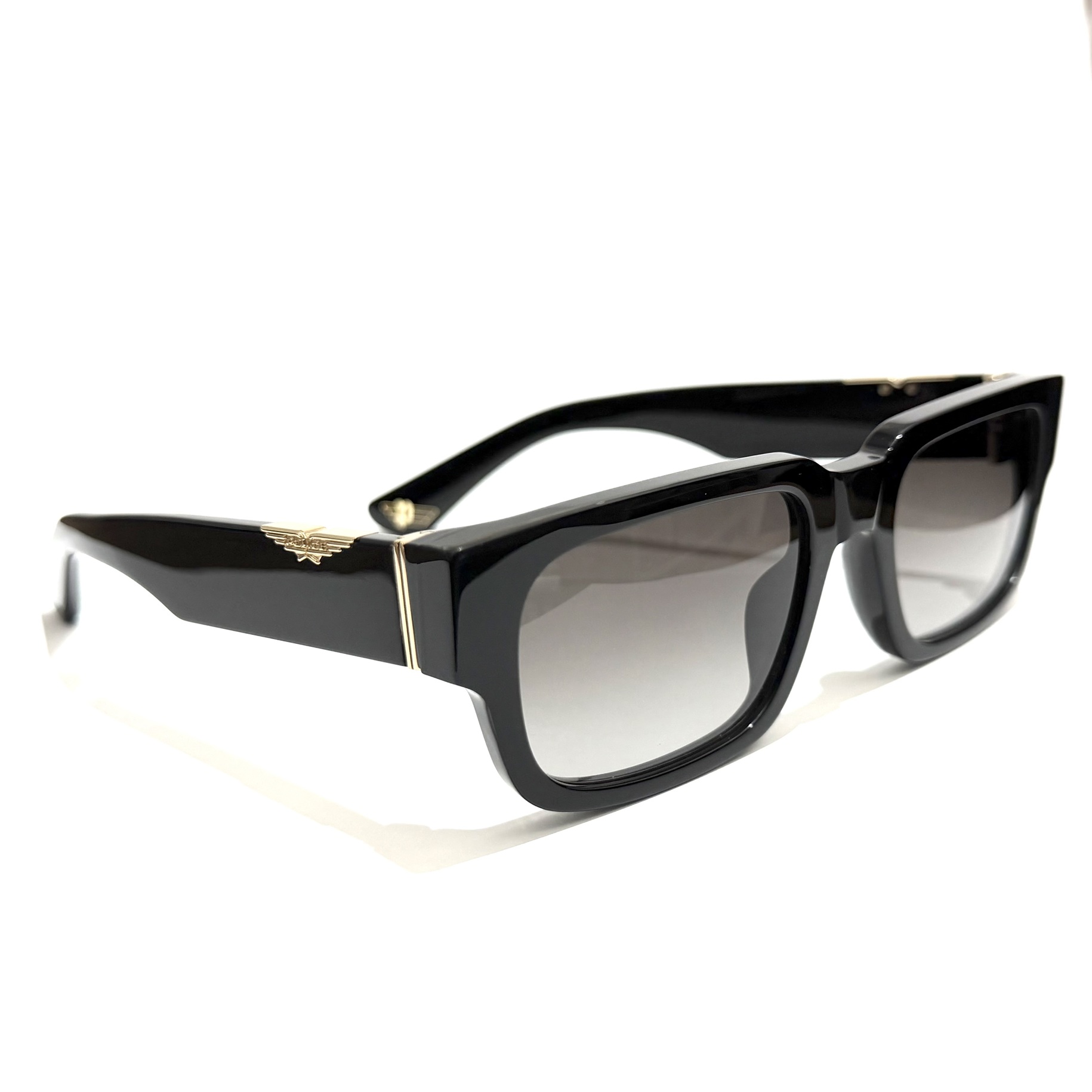 重厚感のあるサングラスです。