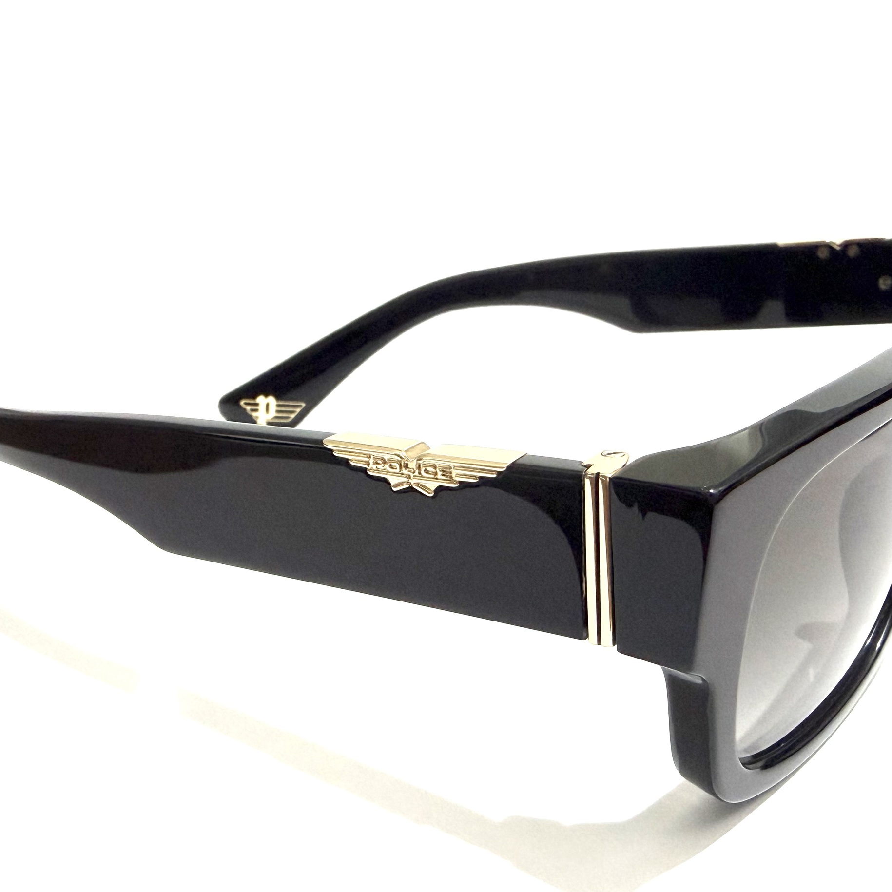 イーグルロゴはPOLICEの象徴。