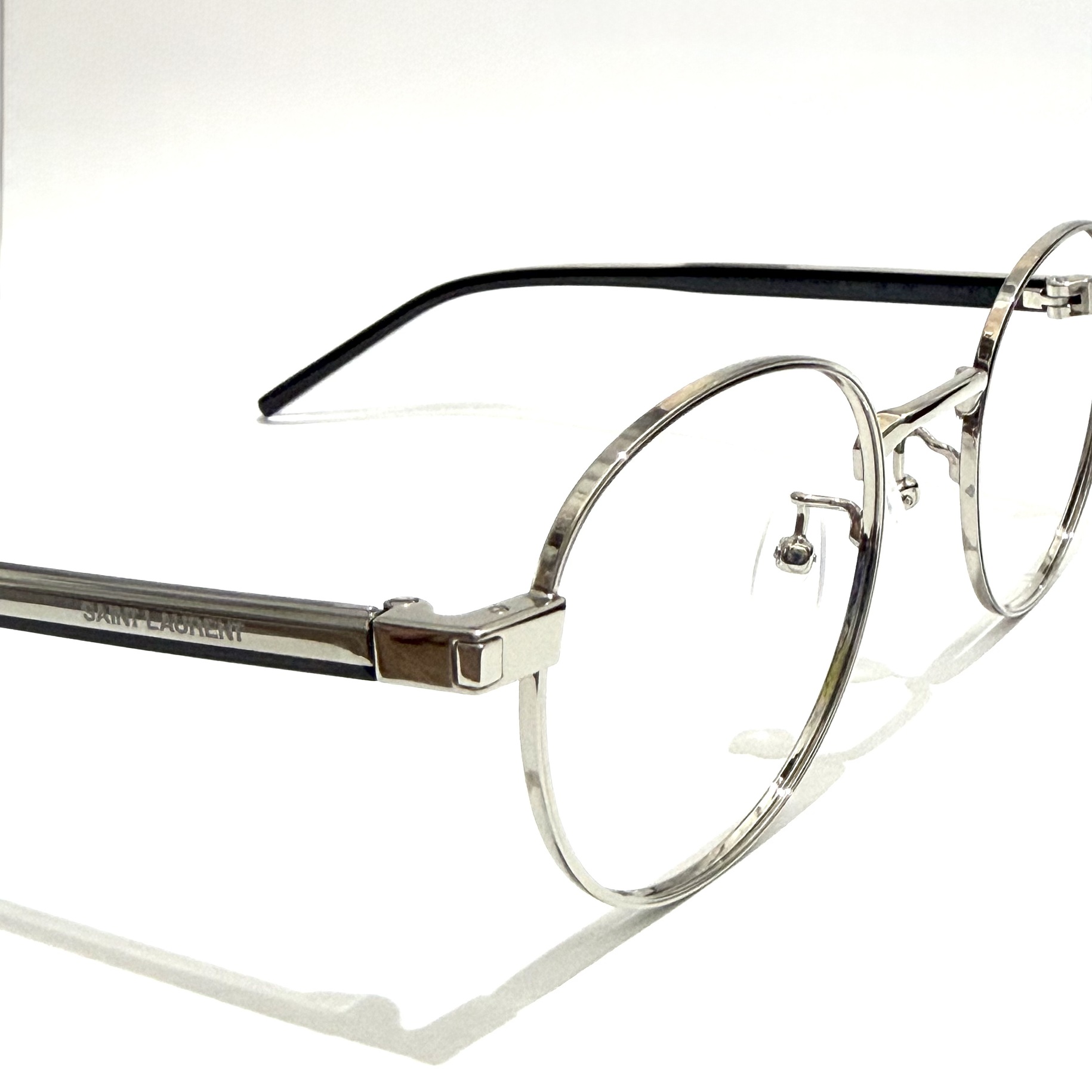 イーグルロゴはPOLICEの象徴。