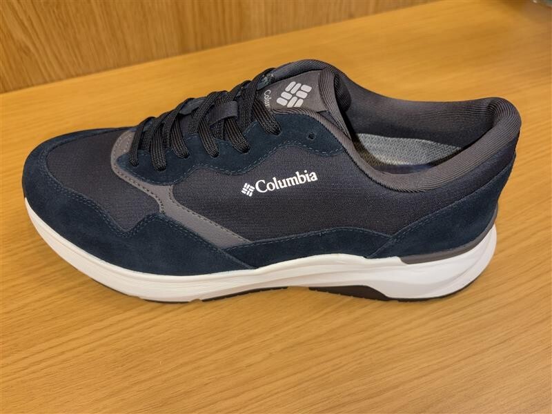 反射するロゴで夜道も安心！