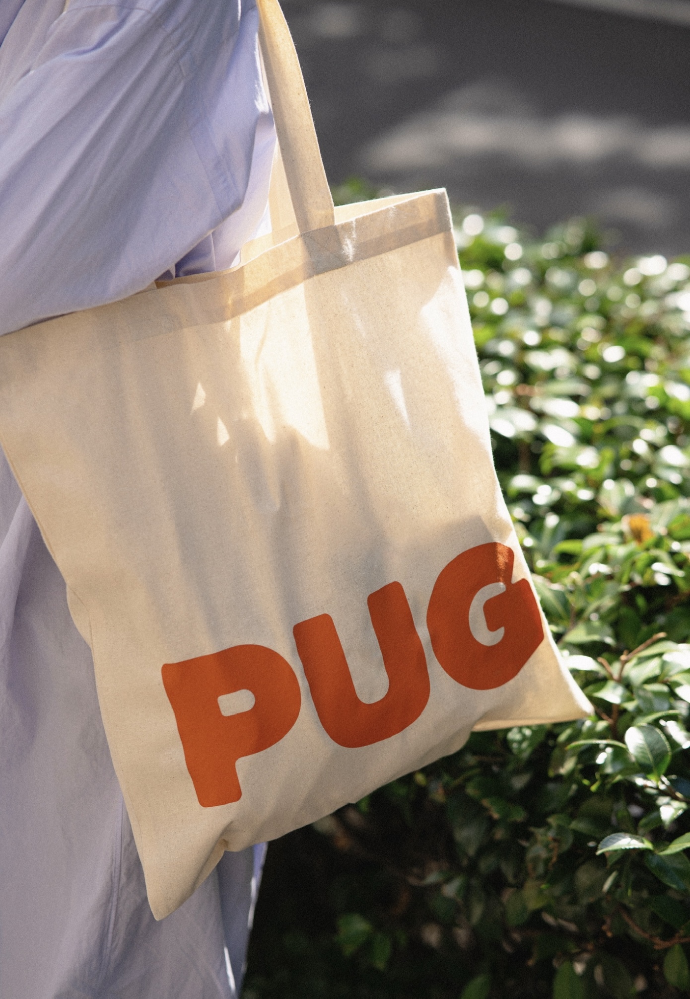 オレンジの大きなPUGの文字が目を惹く「ロゴトート」