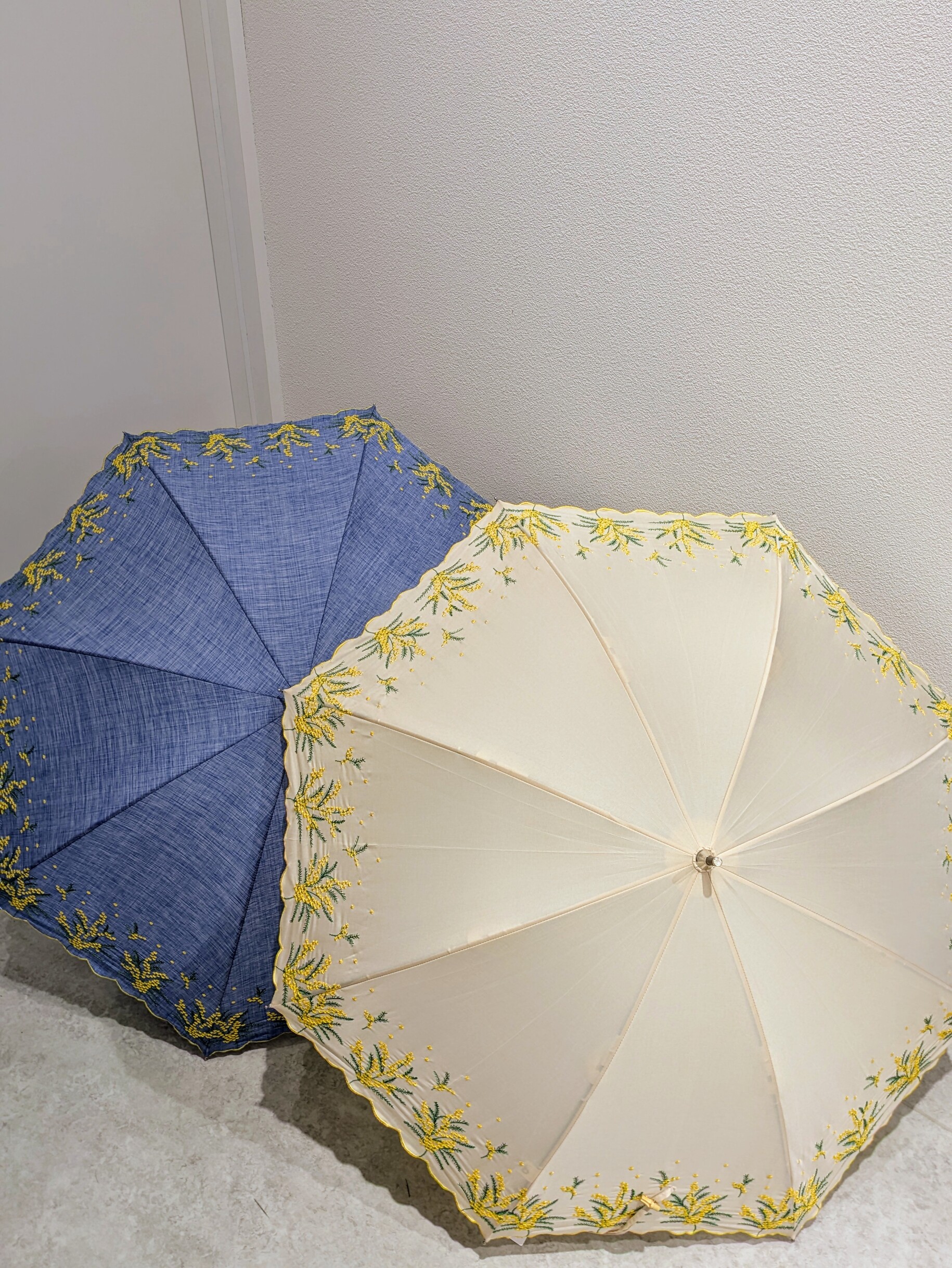 繊細な刺繍が縁を彩る上品で落ち着いたデザイン