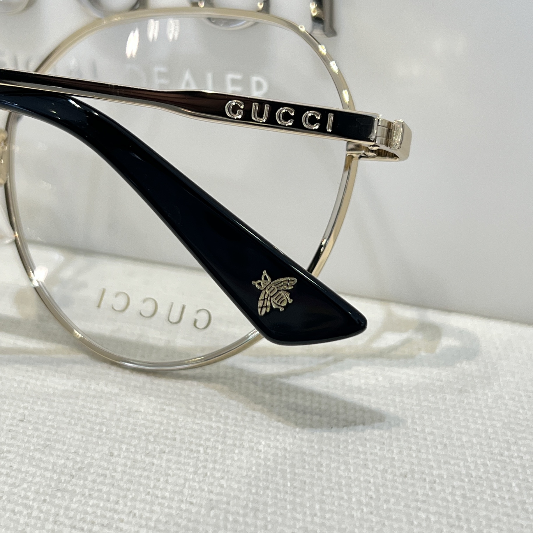 귀 뒤에 위치한 꿀벌 각인이 어떤 각도에서도 빼놓지 않고 품위있게 연출