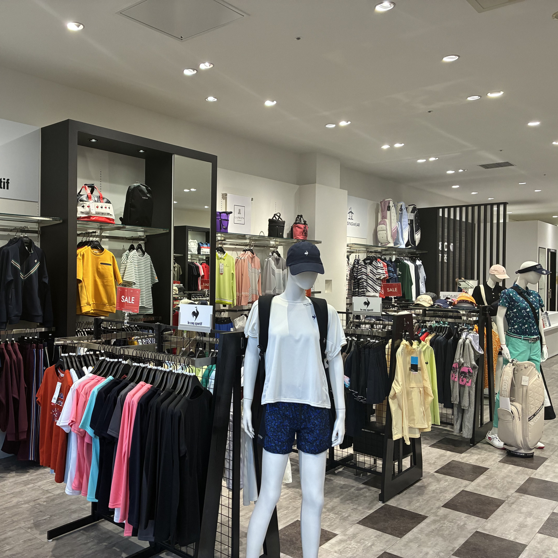 ②レディス各種ブランドが、売場前面の左側壁面へ!!