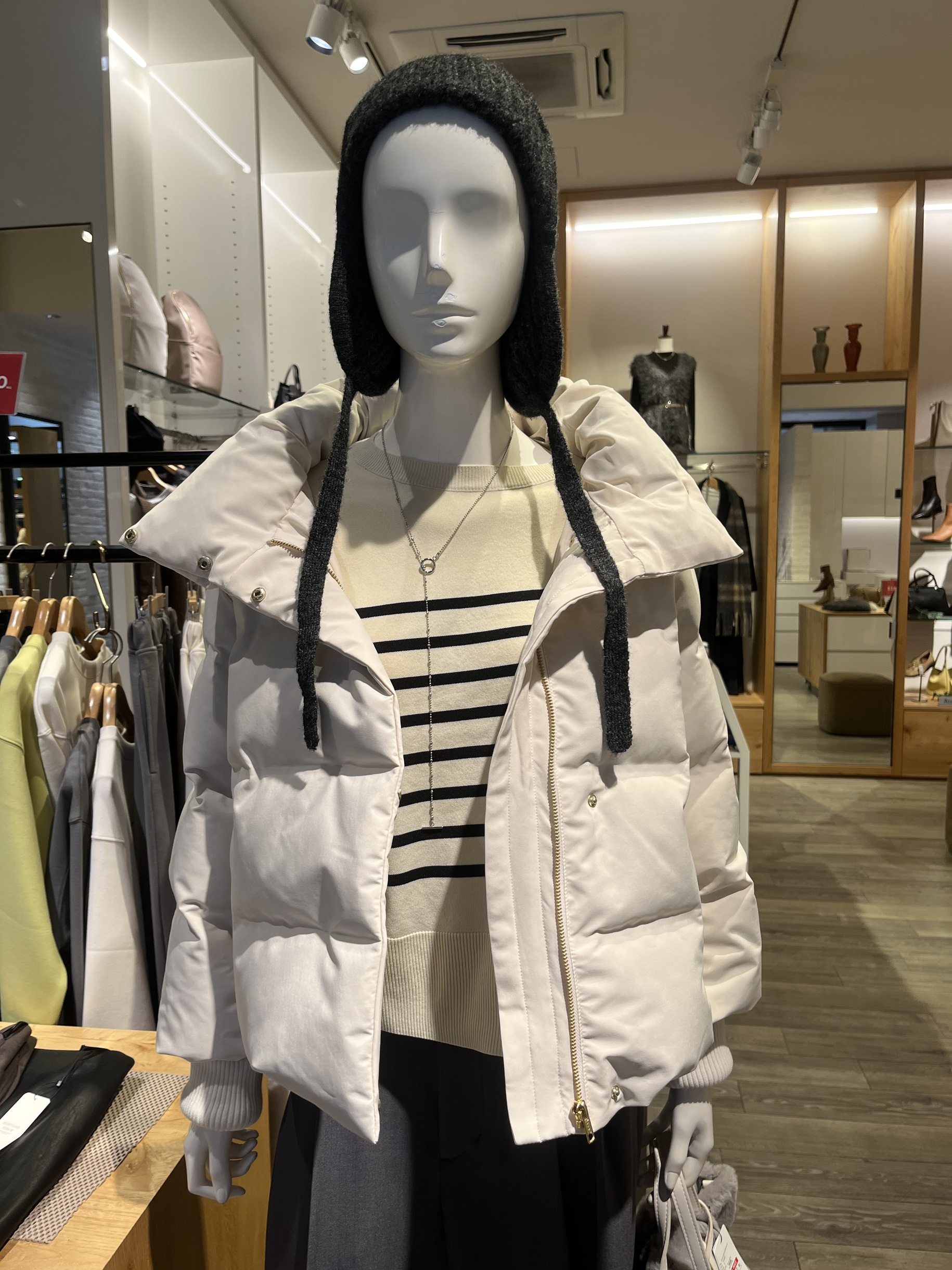 フロントをあけてインナー見せもすっきり着れる!