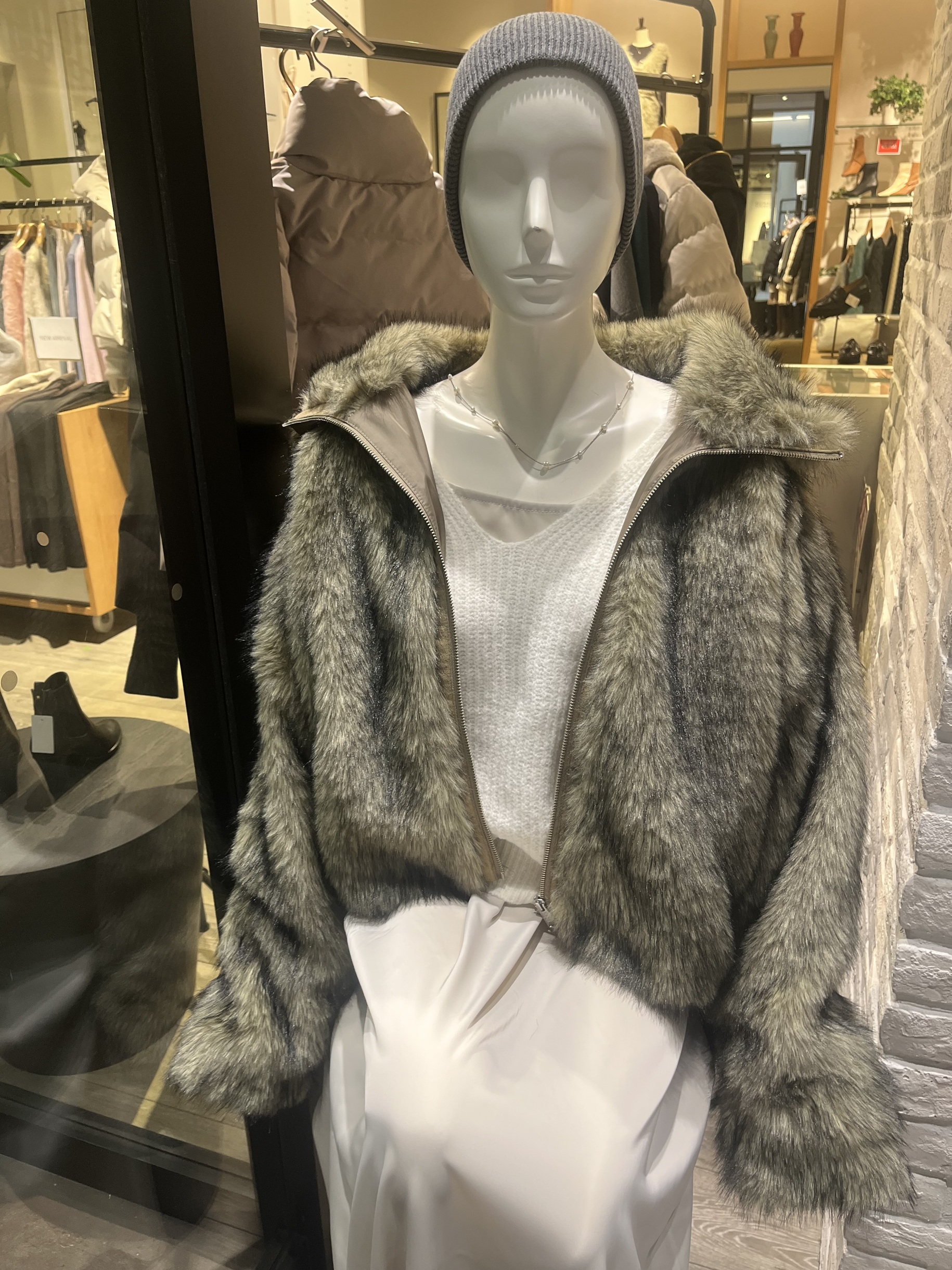 フロントをあけてラグジュアリー感あるおでかけコーデに♪