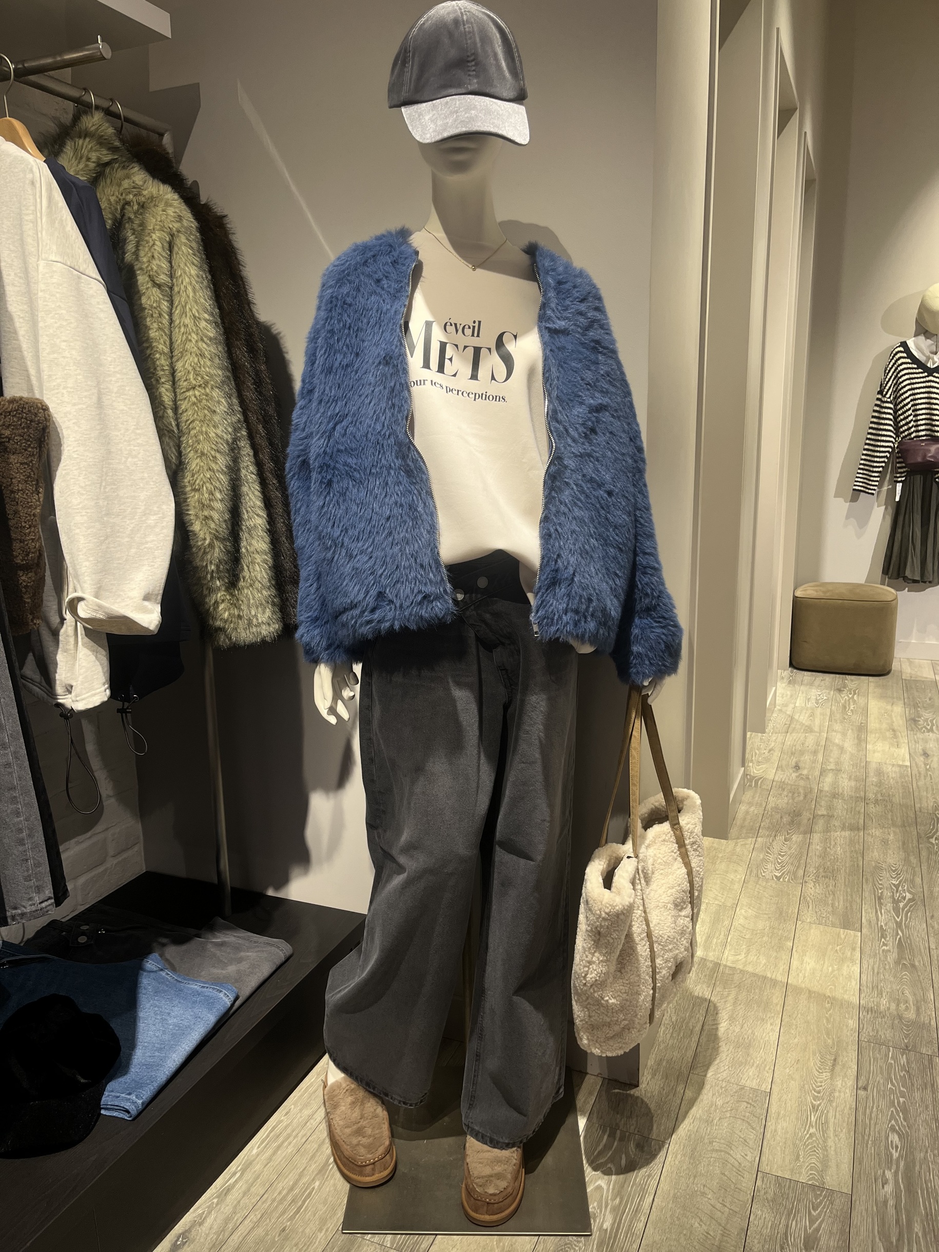 풀어 Top's 에도 탁 인할 수 있는 만능 silhouette!