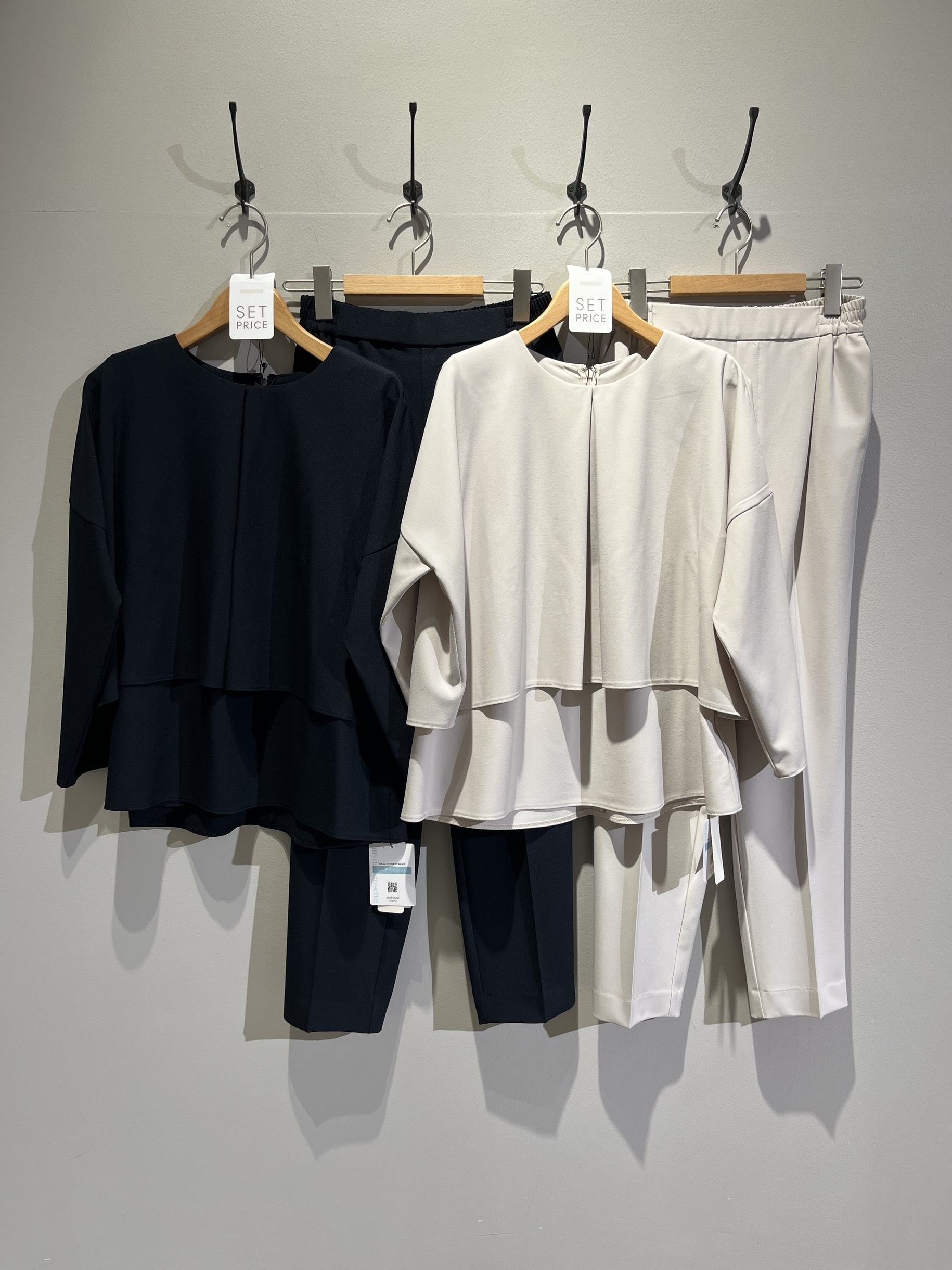 블라우스와 테이퍼드 팬츠의 세트 아이템!