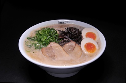 ②博多純とんこつラーメン 味玉入