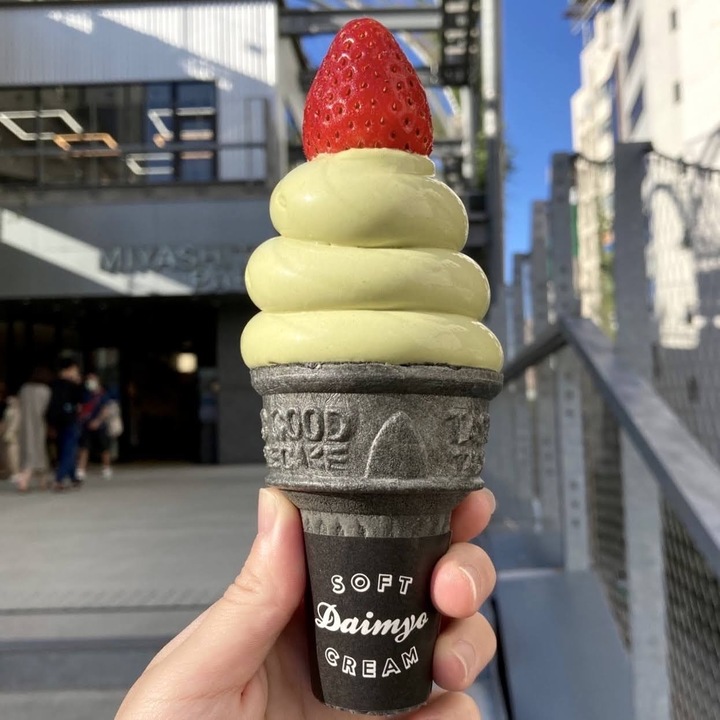 いちごピスタチオ ソフトクリーム