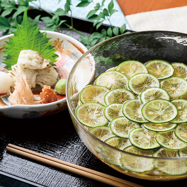 鱧と茗荷､梅肉､大根おろしと共にお楽しみいただく、稲田の「すだちそば」