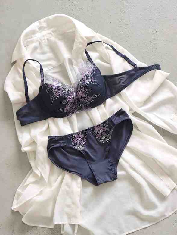 深い紫色に薄紫の刺繍が華やかなブラショーツセット