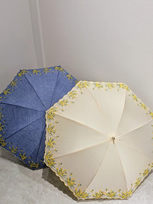 繊細な刺繍が縁を彩る上品で落ち着いたデザイン