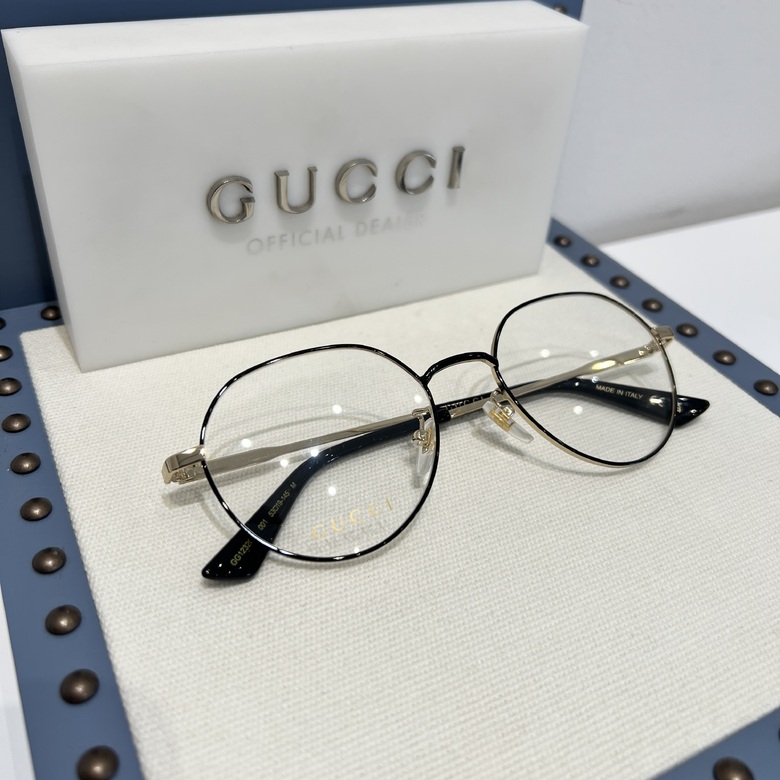 纤细高雅的波士顿型眼镜架。