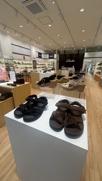 Clarksメンズ、レディースサンダルディスプレイ